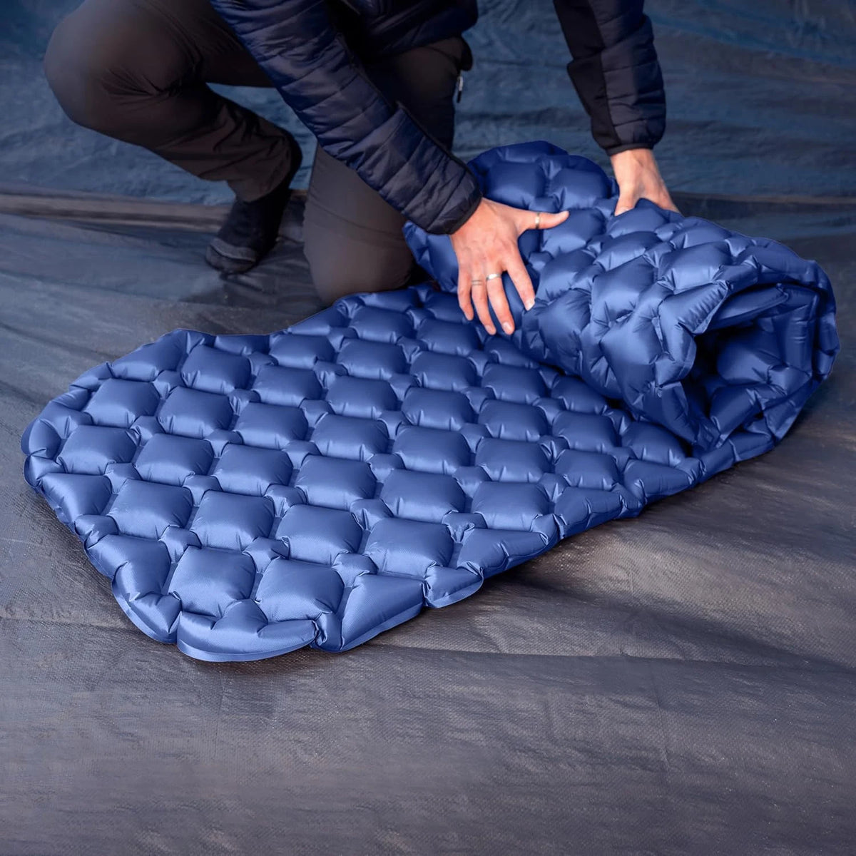 Colchoneta inflable ultraligera LT01 con inflador de pie integrado