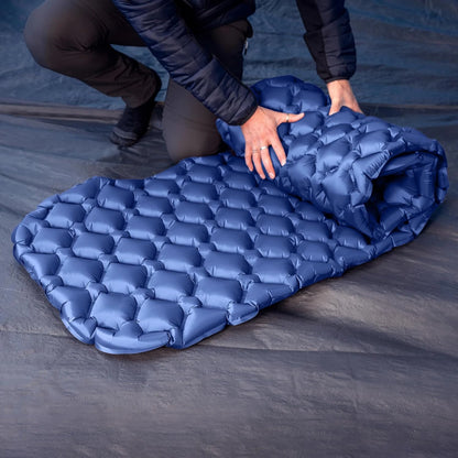 Colchoneta inflable ultraligera LT01 con inflador de pie integrado
